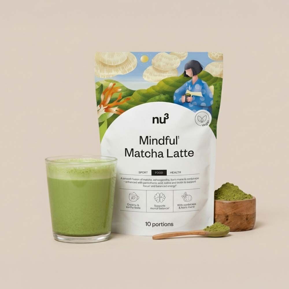 Beutel nu3 Mindful Matcha Latte, Glas Matcha Latte, Holzschale mit Pulver, Löffel. Weiße Verpackung mit Logo.