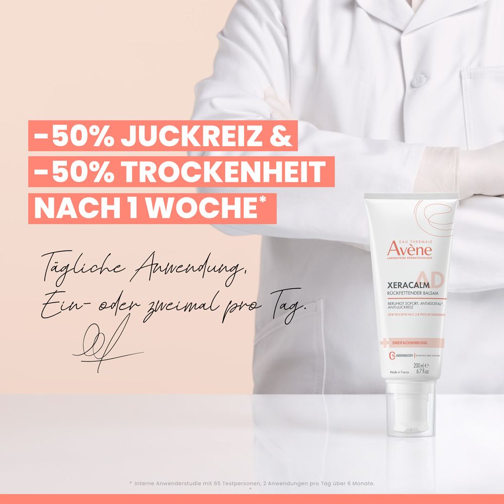 Avène XeraCalm AD Balsam. Weiße Tube. Text: -50% Juckreiz & -50% Trockenheit nach 1 Woche. Tägliche Anwendung, ein- oder zweimal pro Tag.