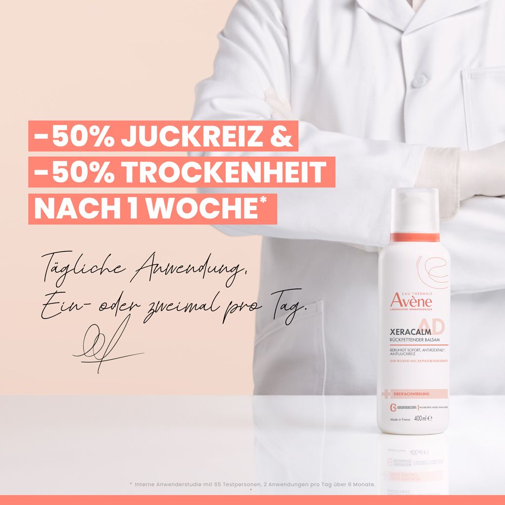 Weißes Produkt mit orangefarbenem Etikett, XeraCalm A.D Rückfettender Balsam. Text: -50% Juckreiz & -50% Trockenheit nach 1 Woche.