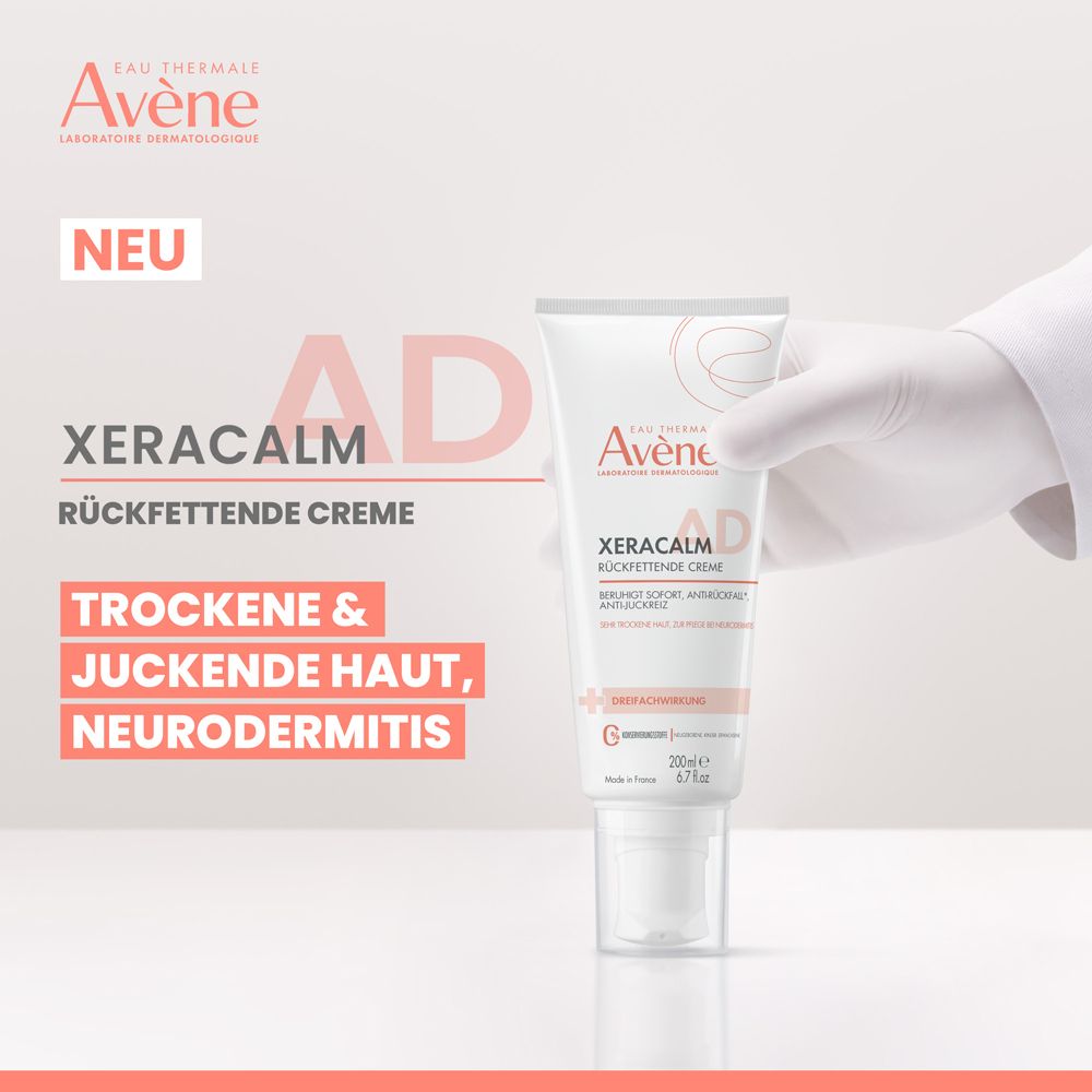 Eine weiße Tube Avène XeraCalm AD Rückfettende Creme, gehalten von einer Hand mit Handschuh. Text: Trockene & juckende Haut, Neurodermitis.
