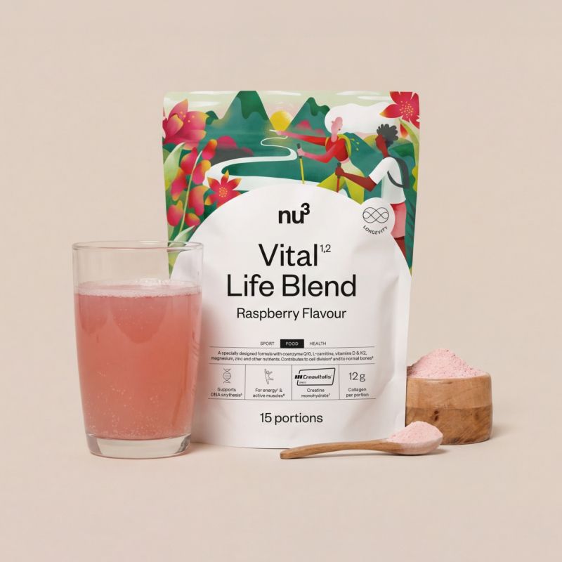 nu3 Vital Life Blend Himbeergeschmack mit Glas, Löffel und Pulver.