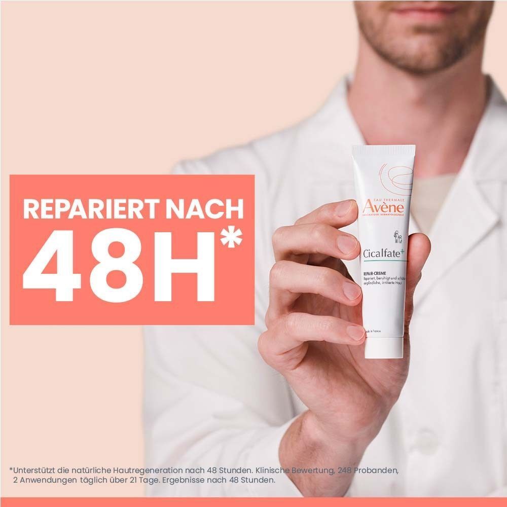 Eine Person hält eine Tube Avène Cicalfate+ Repair-Creme. Text: Repariert nach 48H.