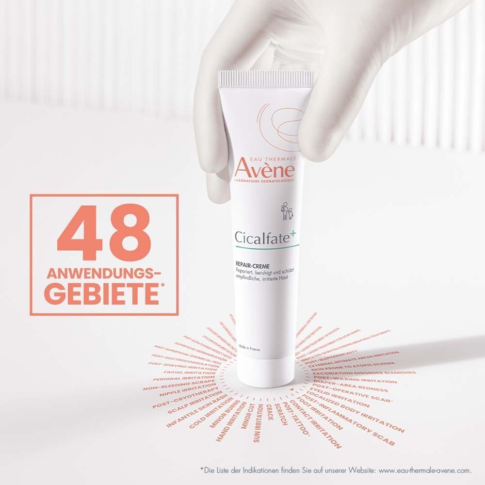 Eine Hand in einem Handschuh hält eine Tube Avène Cicalfate+ Repair-Creme. Text: 48 Anwendungsgebiete.