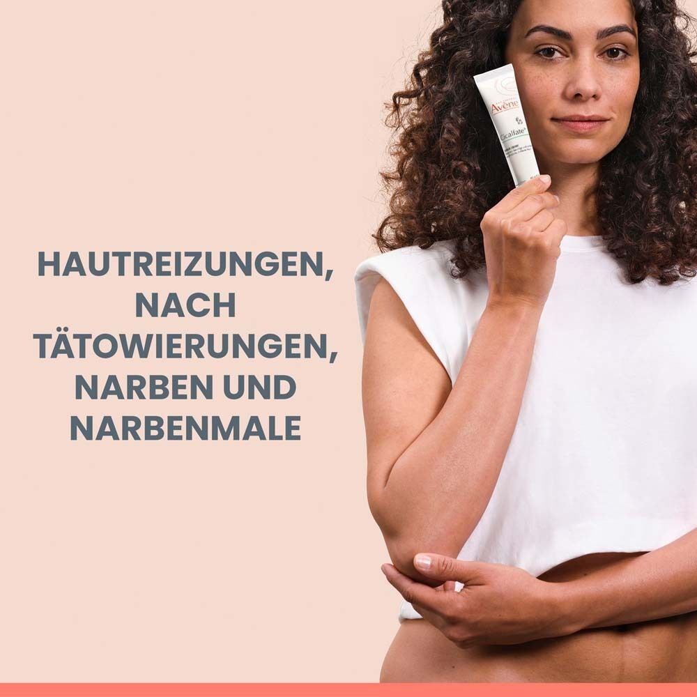 Eine Frau hält eine Tube Avène Cicalfate+ Repair-Creme. Text: Hautreizungen, nach Tätowierungen, Narben und Narbenmale.
