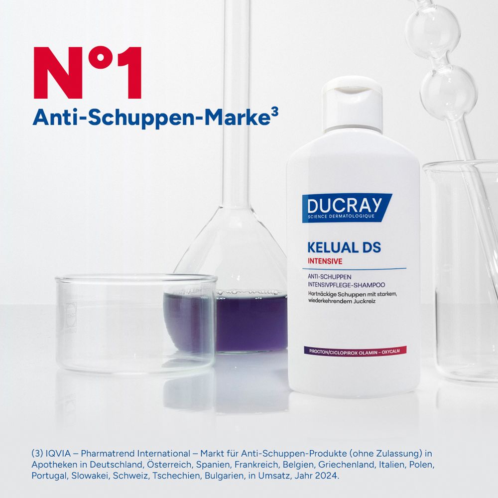 DUCRAY KELUAL DS INTENSIVE Shampoo neben Laborgeräten. Text: N°1 Anti-Schuppen-Marke.