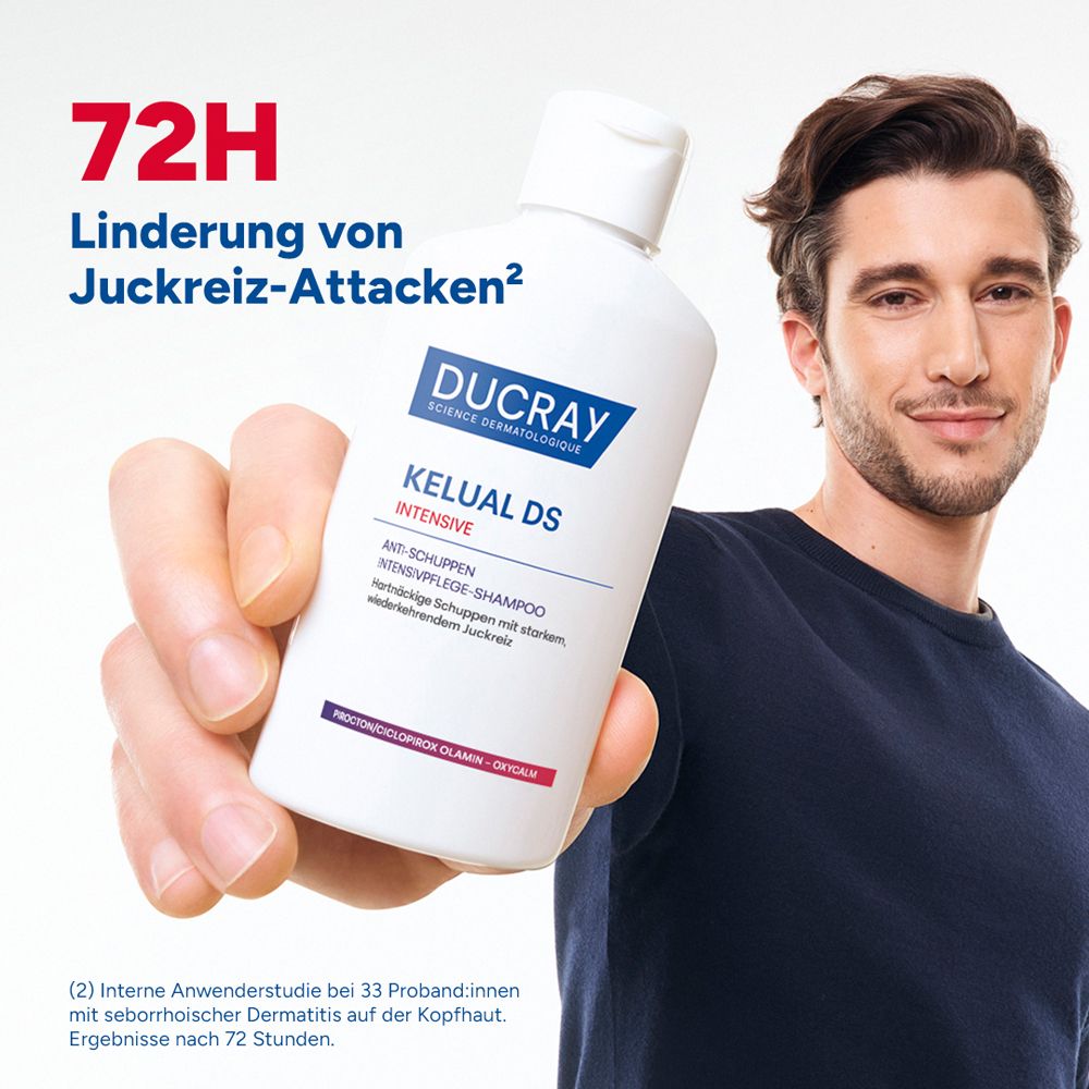Mann hält DUCRAY KELUAL DS INTENSIVE Shampoo. Text: 72H Linderung von Juckreiz-Attacken.