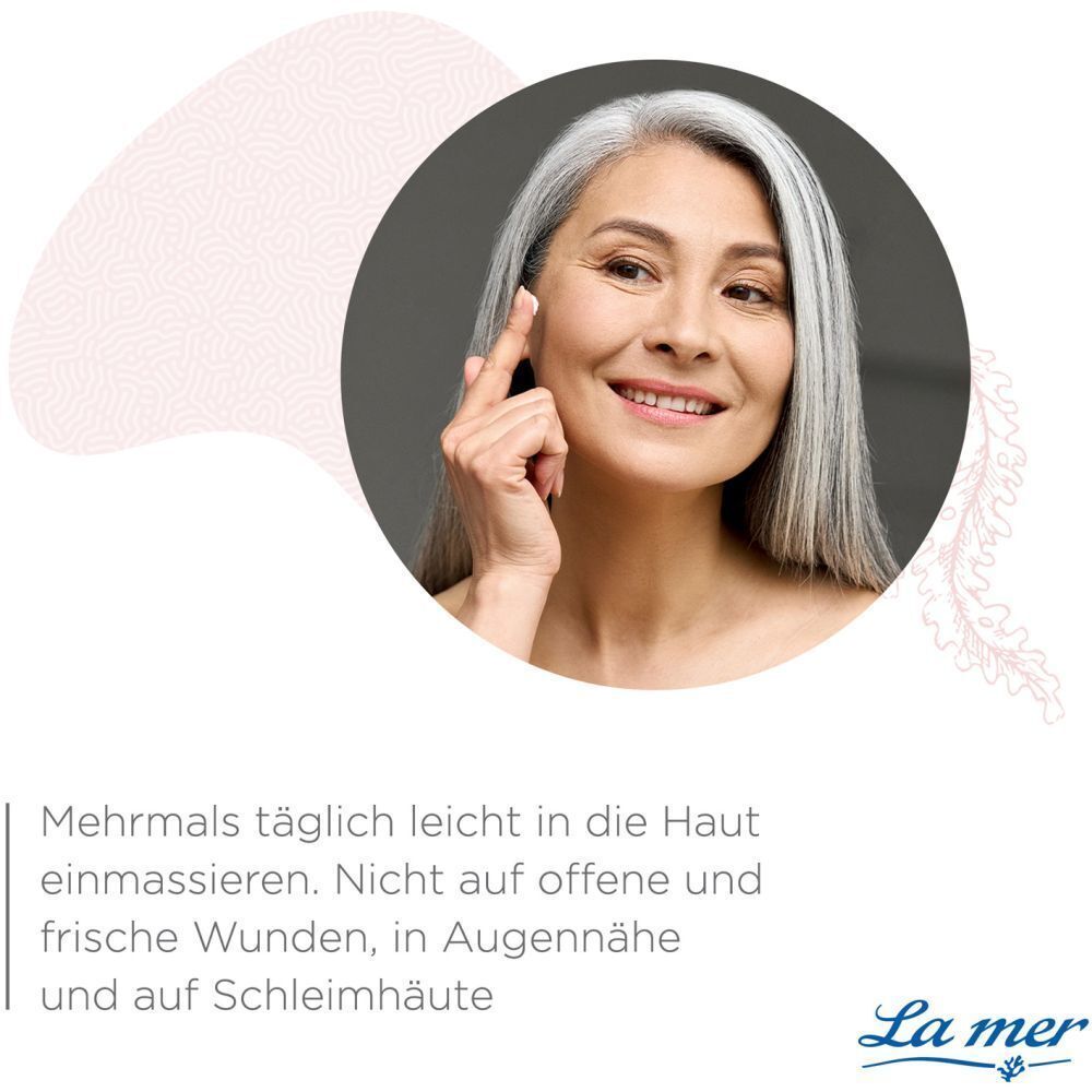 Frau berührt Gesicht. La mer Logo. Text: Mehrmals täglich leicht einmassieren. Nicht auf offene Wunden.