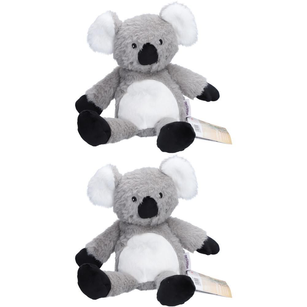 Zwei graue Koala-Wärmestofftiere mit weißen Ohren und Bauch. Schwarze Nase, Füße und Hände. Etikett am Fuß.