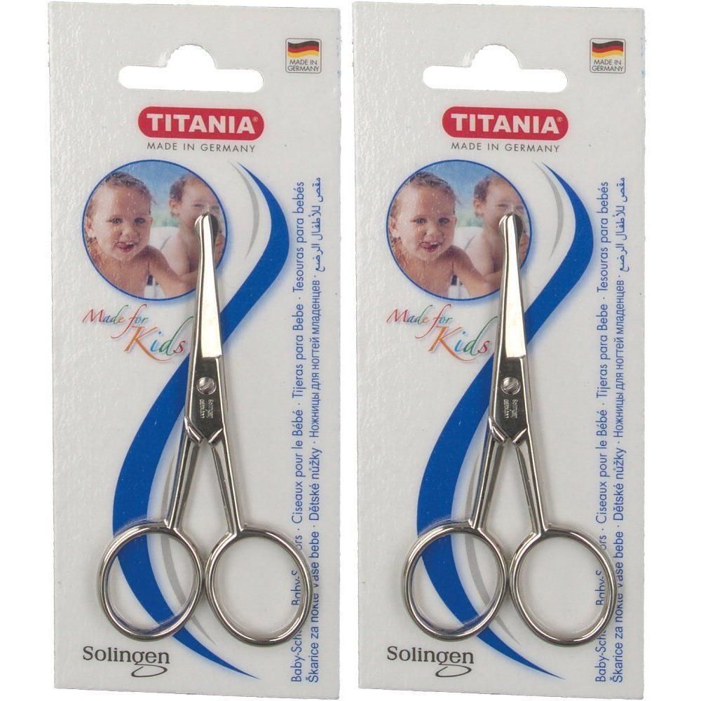 Zwei Baby-Scheren auf Verpackung. Metallschere mit abgerundeten Spitzen. Marke TITANIA, Made in Germany. Aufschrift: Made for Kids.