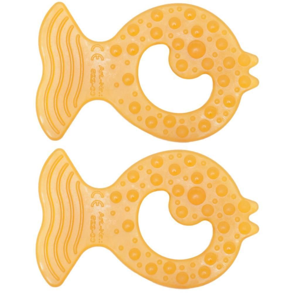Zwei gelbliche Beißringe in Fischform. Sie haben eine runde Form mit Noppen und einem Schwanz mit Rillen. CE-Kennzeichnung.