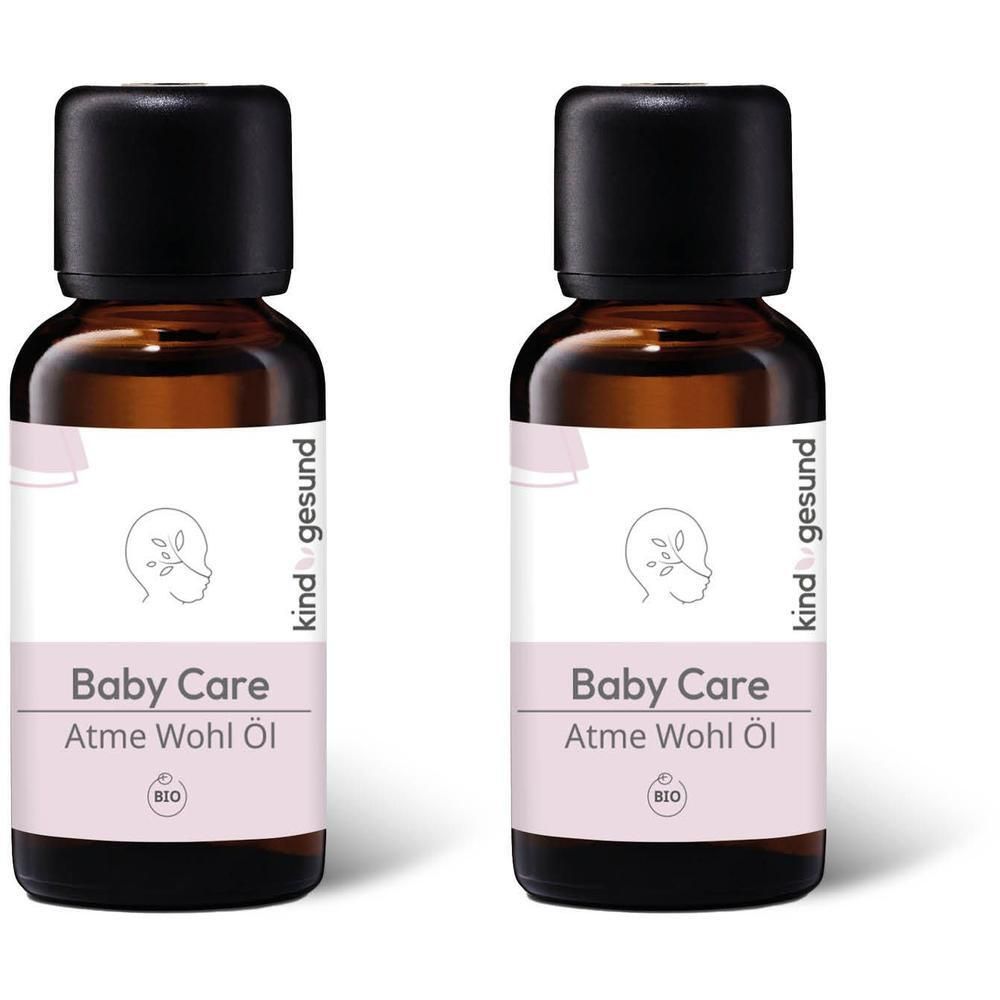 Zwei braune Glasflaschen mit schwarzem Deckel. Etikett mit Logo und Text: Baby Care Atme Wohl Öl. BIO-Zertifizierung.
