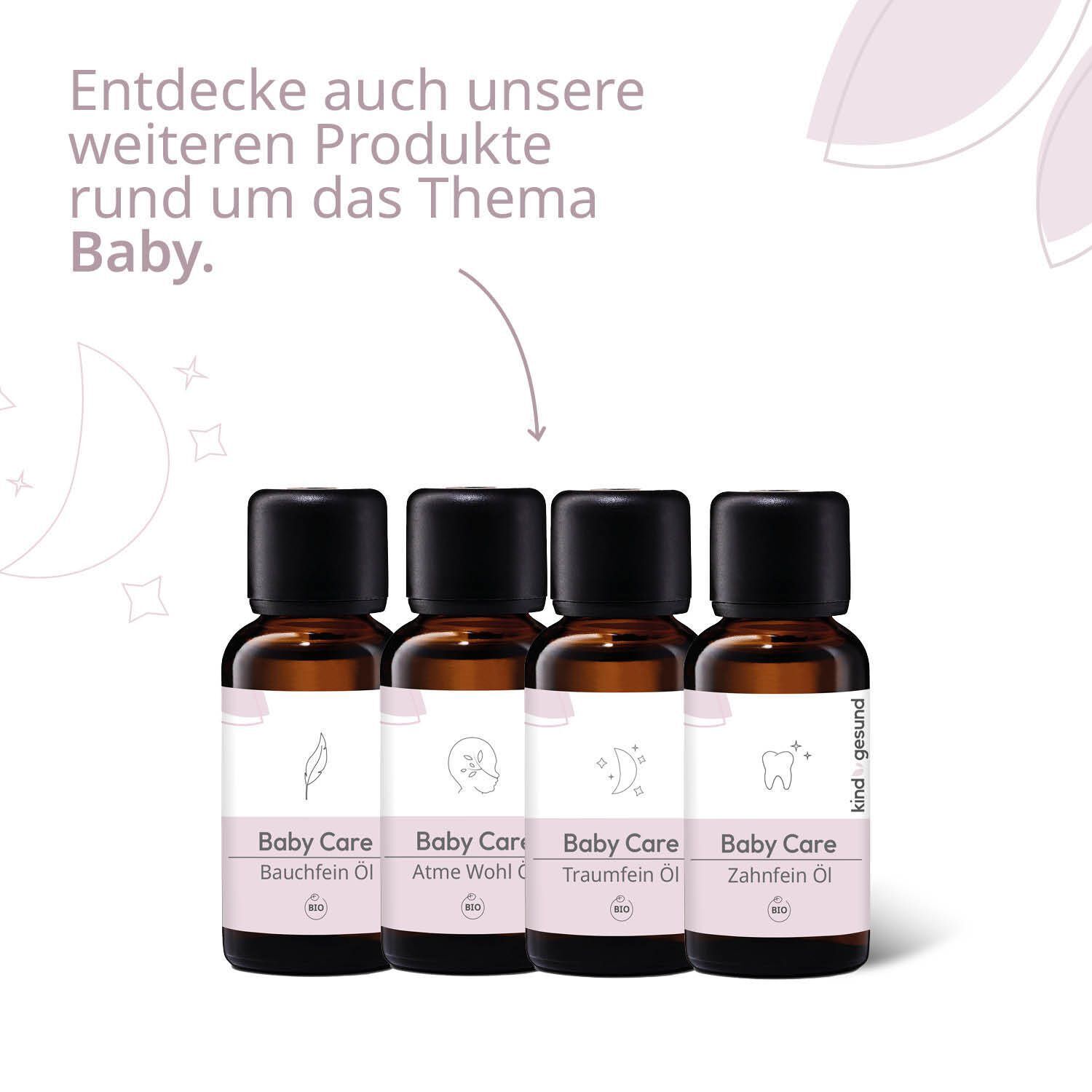 Vier braune Glasflaschen mit schwarzem Deckel. Etiketten mit Produktnamen: Bauchfein Öl, Atme Wohl Öl, Traumfein Öl, Zahnfein Öl.