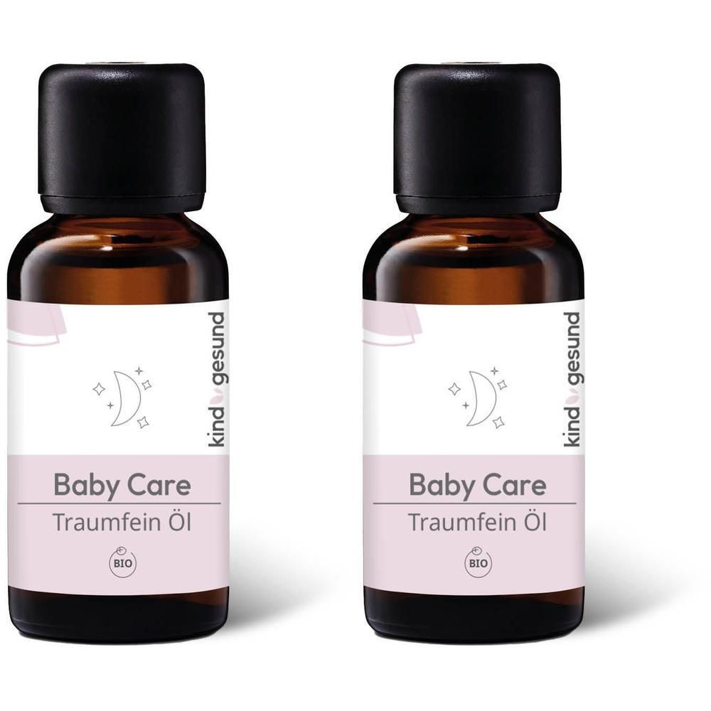 Zwei braune Glasflaschen mit schwarzem Deckel und Etikett. Auf dem Etikett steht "Baby Care Träumfein Öl" und das Bio-Siegel.