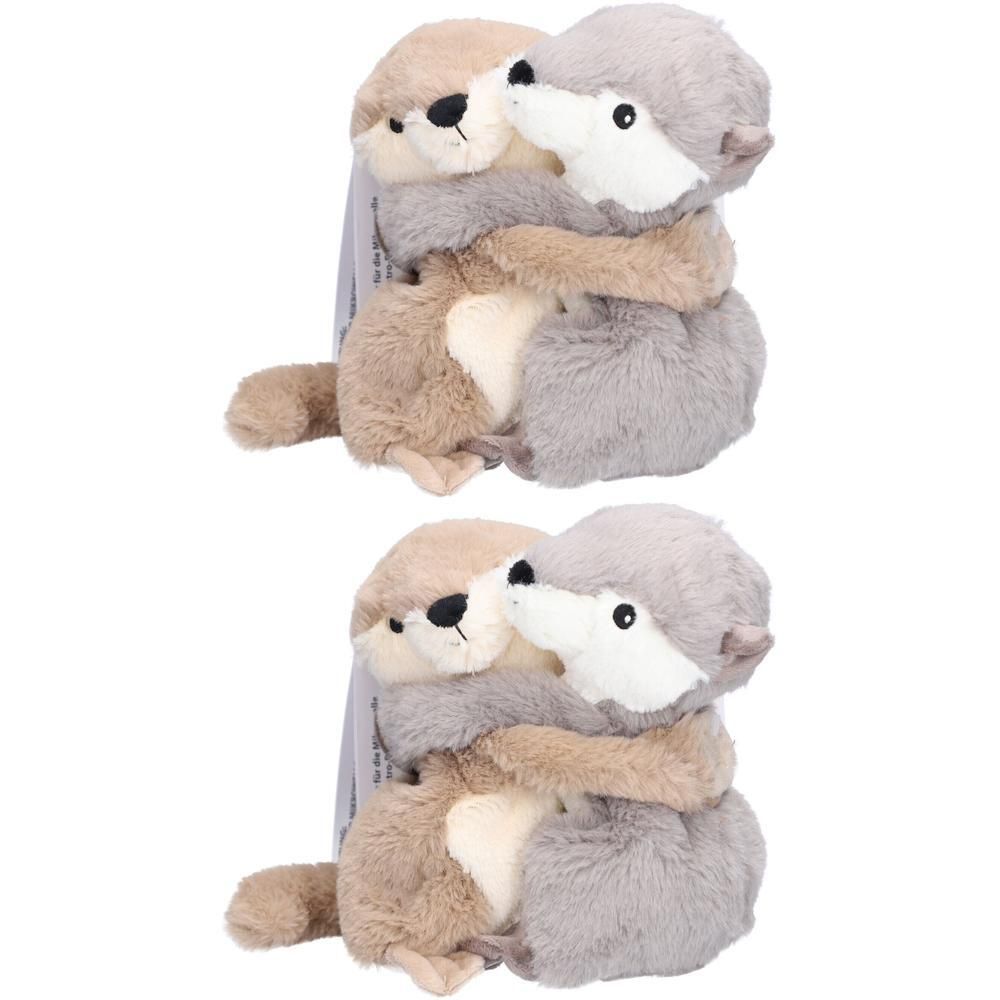Zwei Kuscheltiere in Otterform, beige und grau, umarmen sich. Etikett am linken Tier. Flauschiges Material.