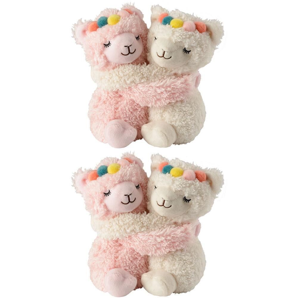 Zwei Kuscheltiere in Lamaform, umarmen sich. Rosa und cremefarbene Plüschtiere mit bunten Stirnbändern. Weiche, kuschelige Textur.