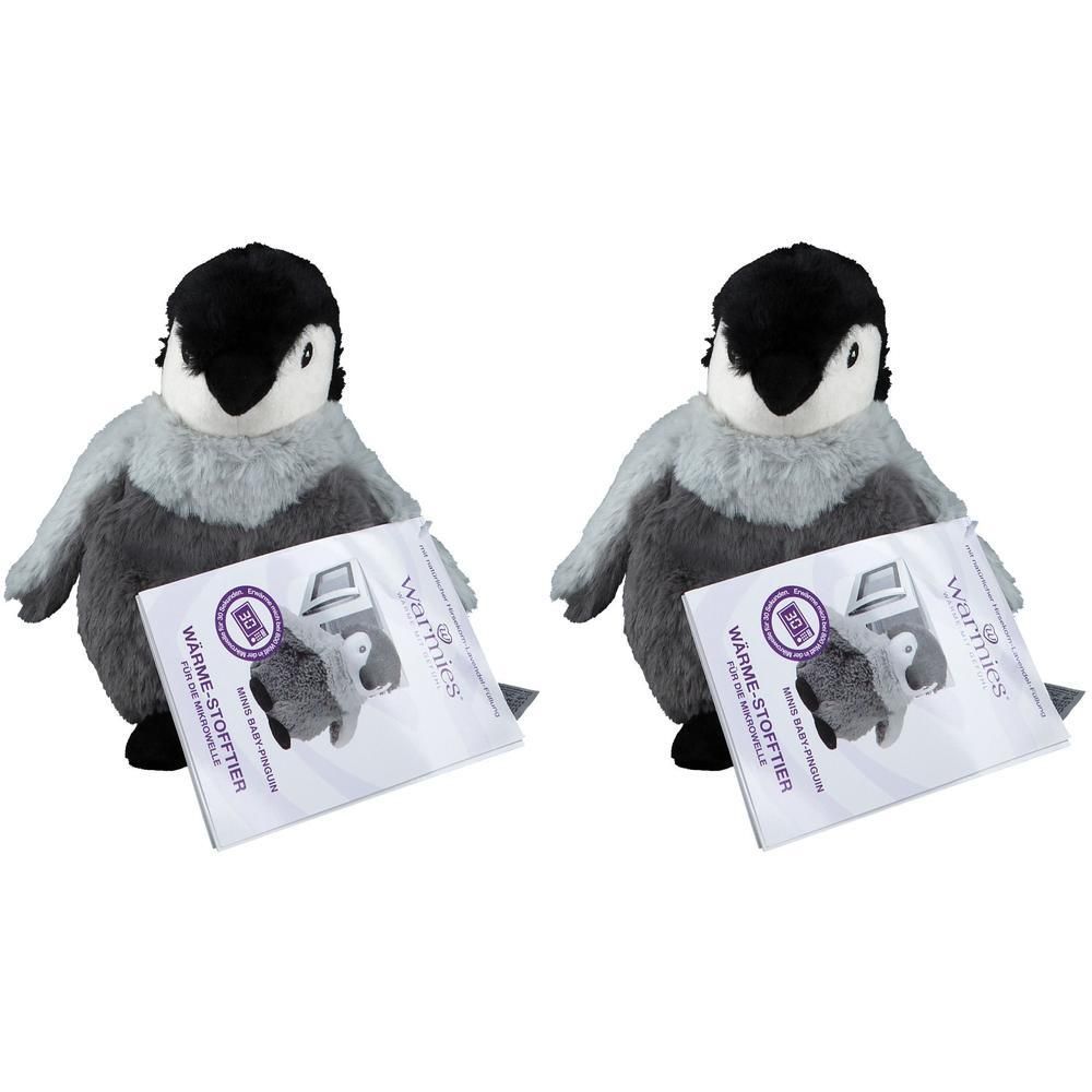 Zwei Stoffpinguine mit grau-schwarzer Farbgebung. Sie halten jeweils ein Etikett mit dem Markennamen Warmies. Auf dem Etikett ist ein Pinguin abgebildet.