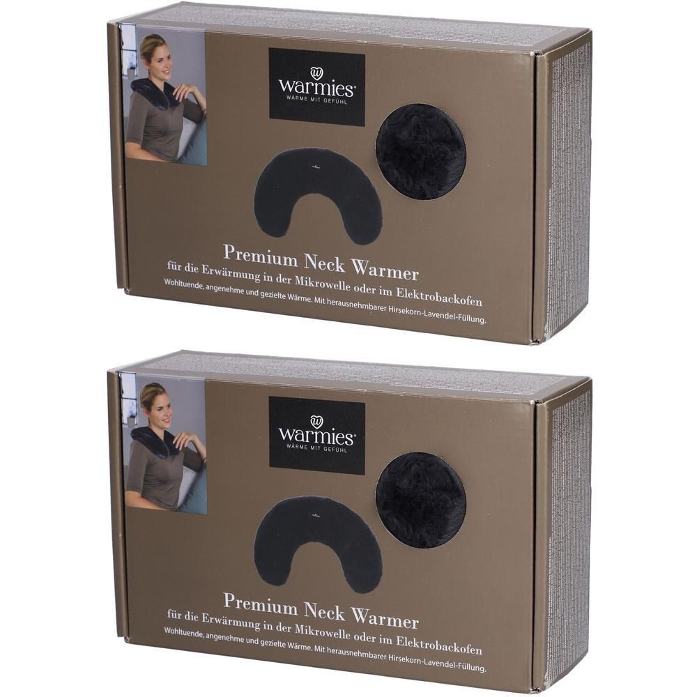 Zwei braune Kartons mit schwarzen Warmies Premium Nackenwärmern. Aufdruck: Warmies, Premium Neck Warmer.