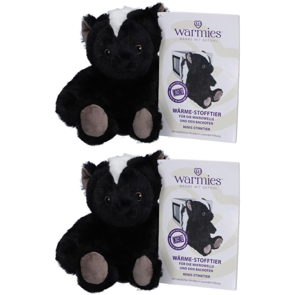 Zwei Stofftiere in Form eines Stinktiers. Schwarz-weißes Fell, graue Pfoten. Verpackung mit Logo "Warmies".