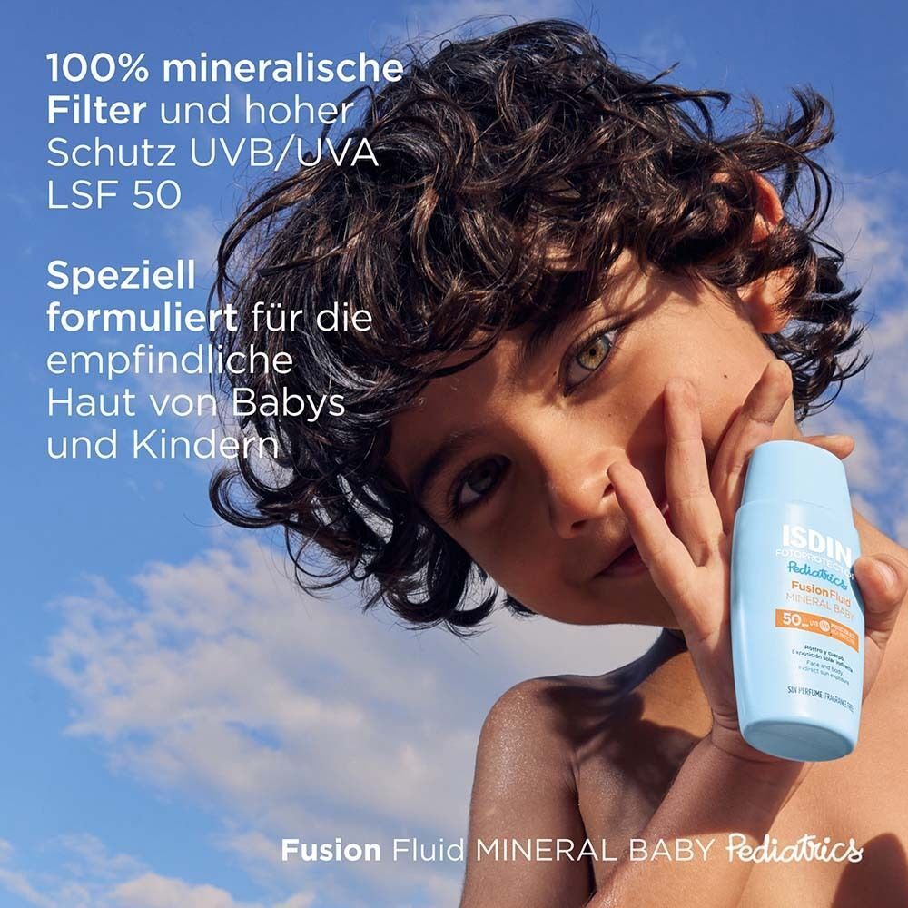 Kind hält blaue Flasche mit weißem Deckel. Aufschrift: ISDIN Fotoprotector Pediatrics Fusion Fluid Mineral Baby LSF 50. Text: 100% mineralische Filter.