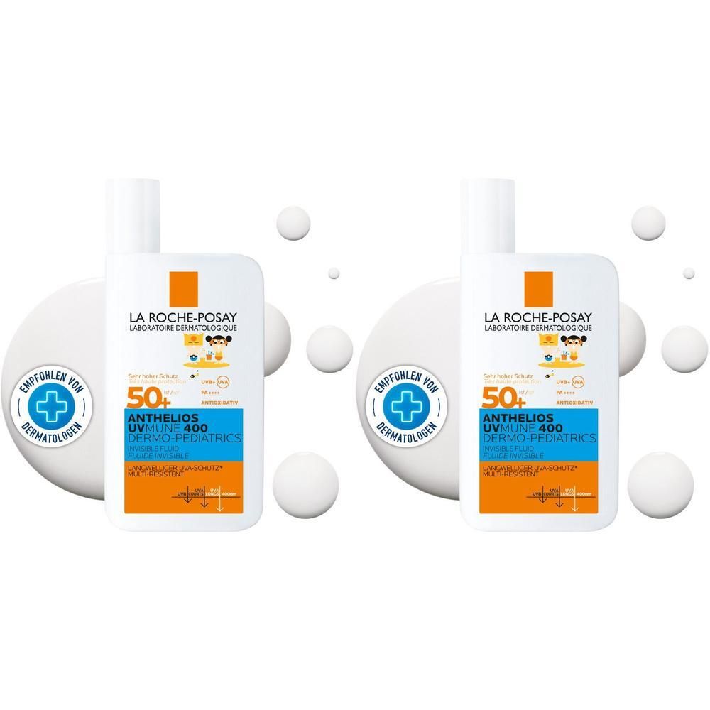 Zwei Flaschen ROCHE-POSAY Anthelios Dermo Kids Fluid LSF 50+. Weiße Flaschen mit blauen und orangen Akzenten. Aufschrift: 50+.