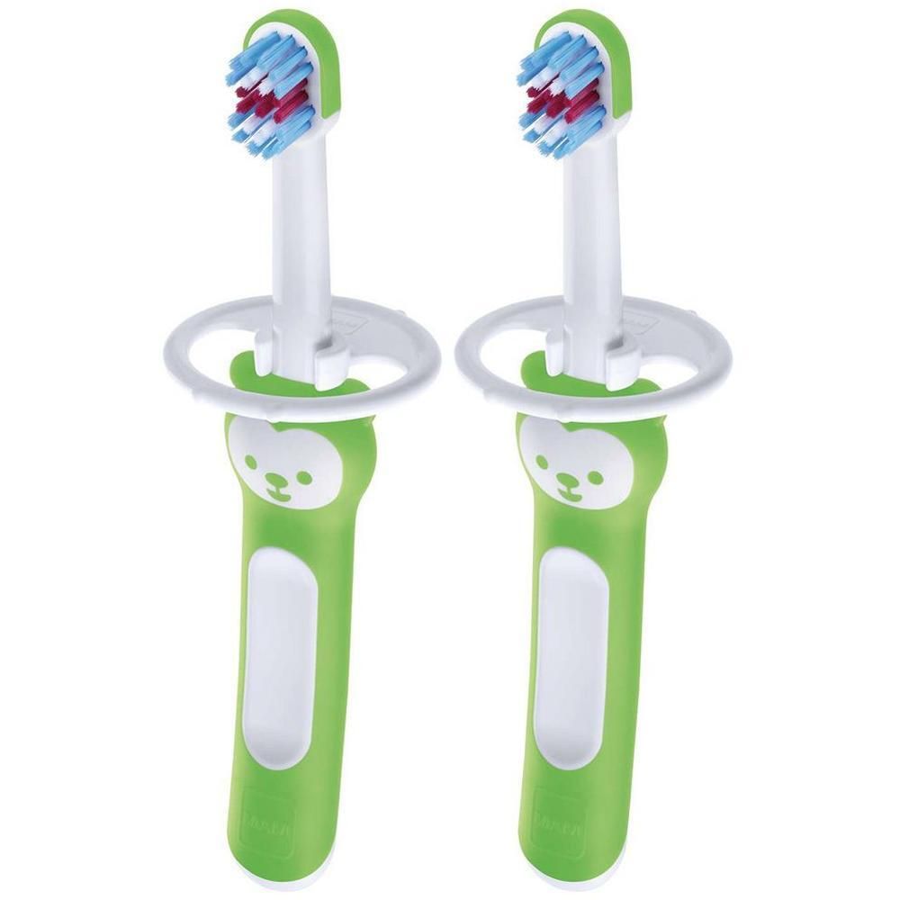 Zwei grüne Babyzahnbürsten mit weißen Griffen und Borsten in Blau und Rot. Die Griffe haben ein rundes Design und ein Gesicht.
