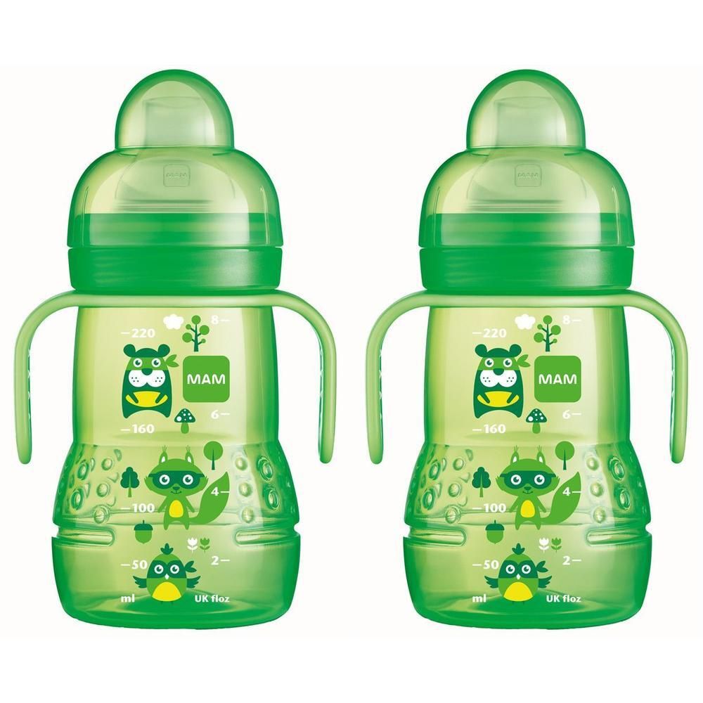 Zwei grüne Babyflaschen mit Griffen. Aufdrucke mit Tiermotiven und Messskala. Marke MAM.