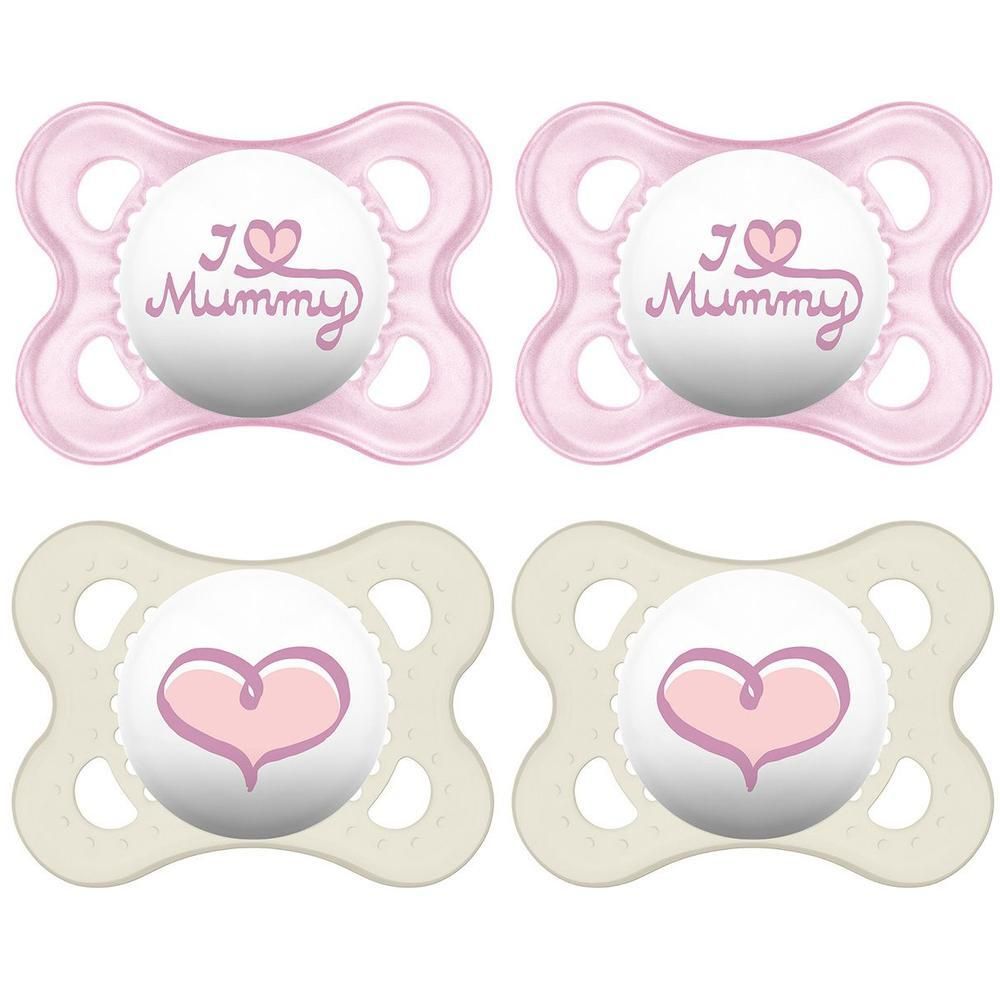 Vier Schnuller. Zwei rosa mit "I love Mummy" Schriftzug. Zwei beige mit Herz. Silikon, für Babys.
