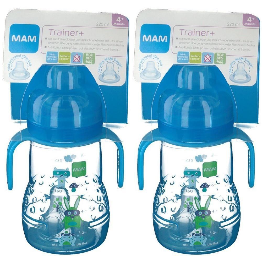 Zwei blaue MAM Trainer+ Babyflaschen mit Griffen und Deckeln. Verpackung mit Produktinformationen.