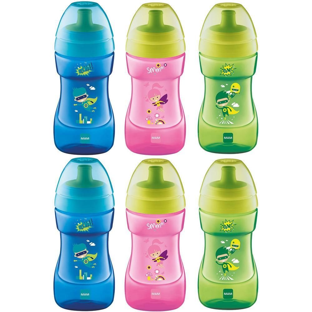 Sechs MAM Sportbecher. Blaue, rosa und grüne Becher mit Deckel. Aufdrucke mit Superhelden-Motiven. MAM-Logo unten.