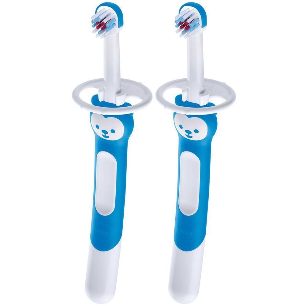 Zwei blaue Baby-Zahnbürsten mit weißen Griffen und Borsten. Die Griffe haben ein Bären-Design und einen weißen Ring.