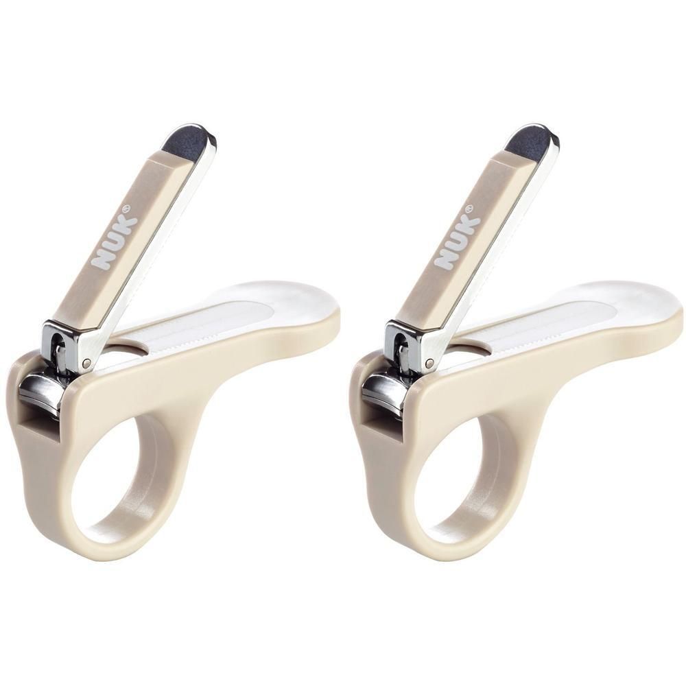 Zwei Baby-Nagelknipser. Beige, mit Ringgriff und Metallklinge. Marke NUK auf dem Griff.