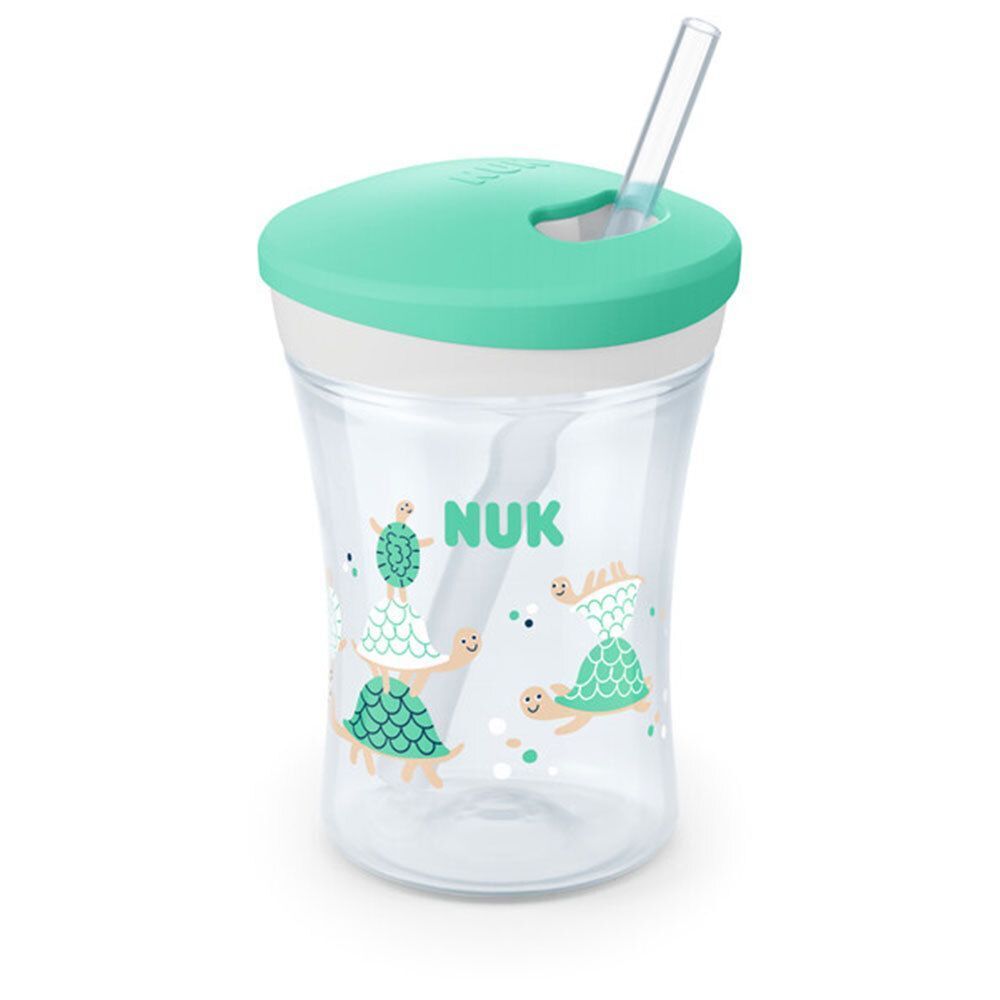 NUK Action Cup mit grünem Deckel und Strohhalm. Transparenter Becher mit Schildkröten-Motiv. Aufdruck: NUK.