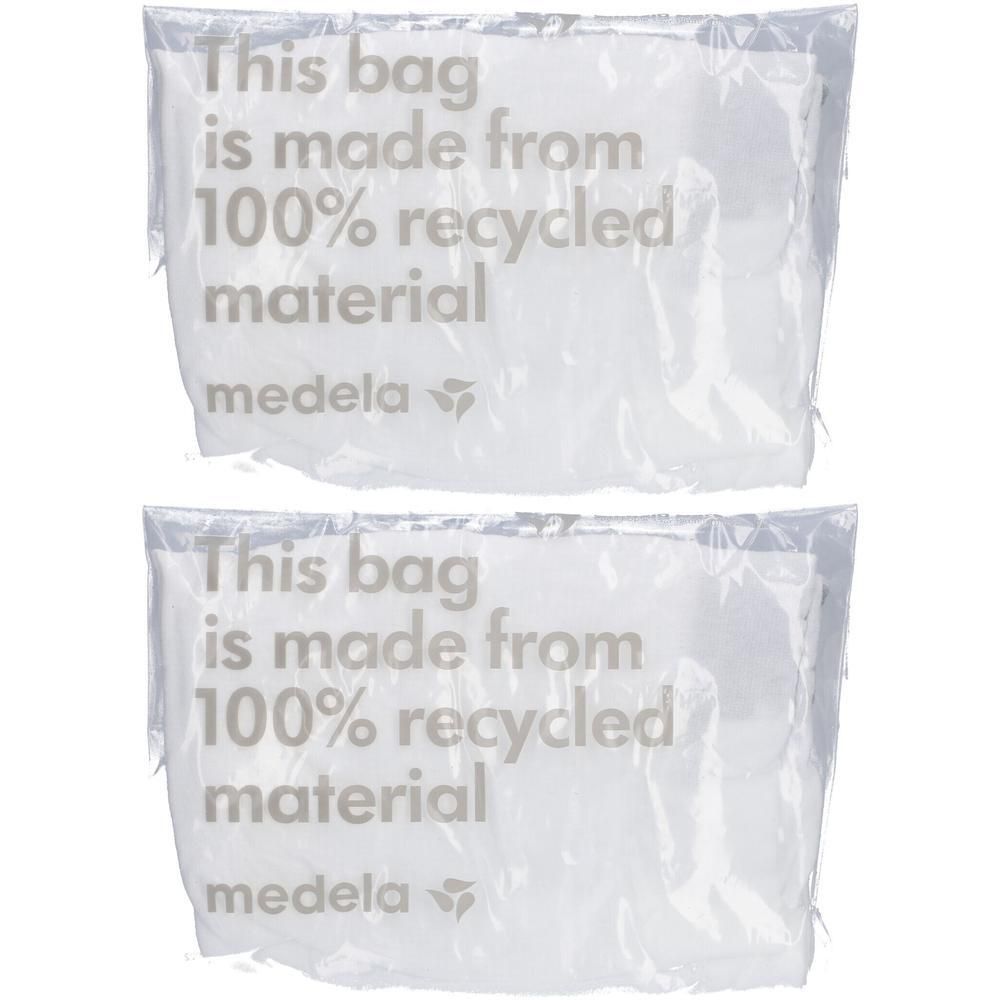 Zwei transparente Beutel mit Text: „This bag is made from 100% recycled material“. Marke: medela.