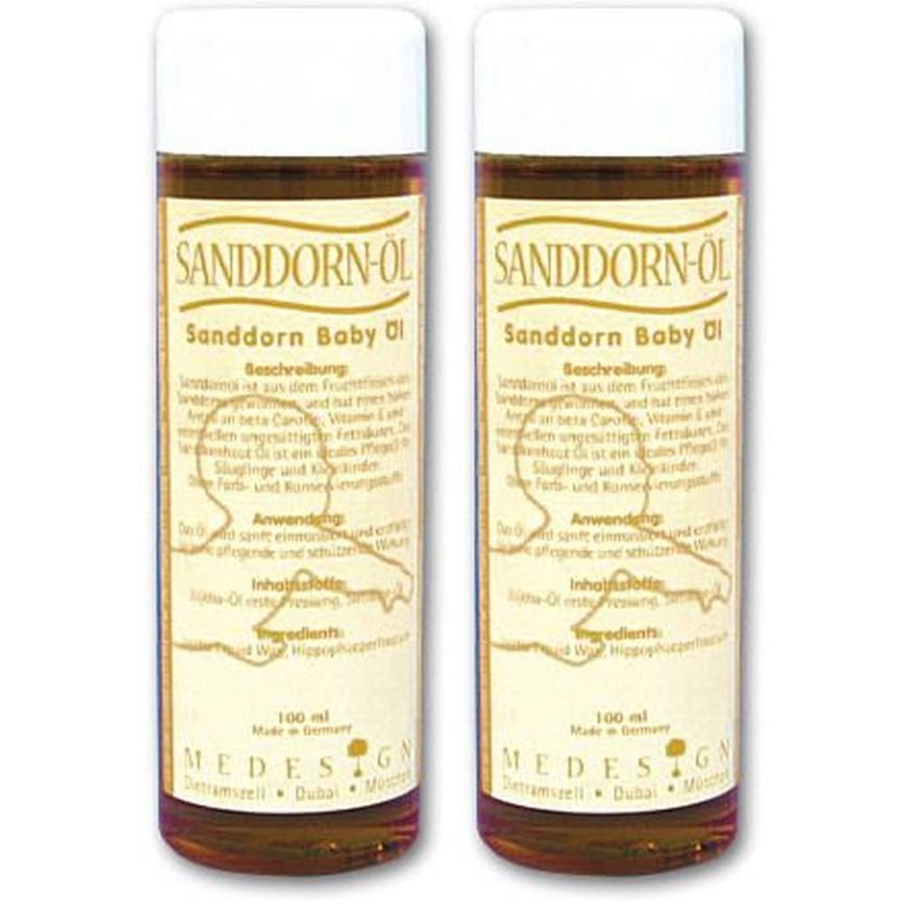 Zwei Flaschen Sanddorn-Öl. Aufschrift: Sanddorn Baby Öl. Beige Etiketten mit Text und Illustrationen. Weiße Deckel. Braune Flüssigkeit.