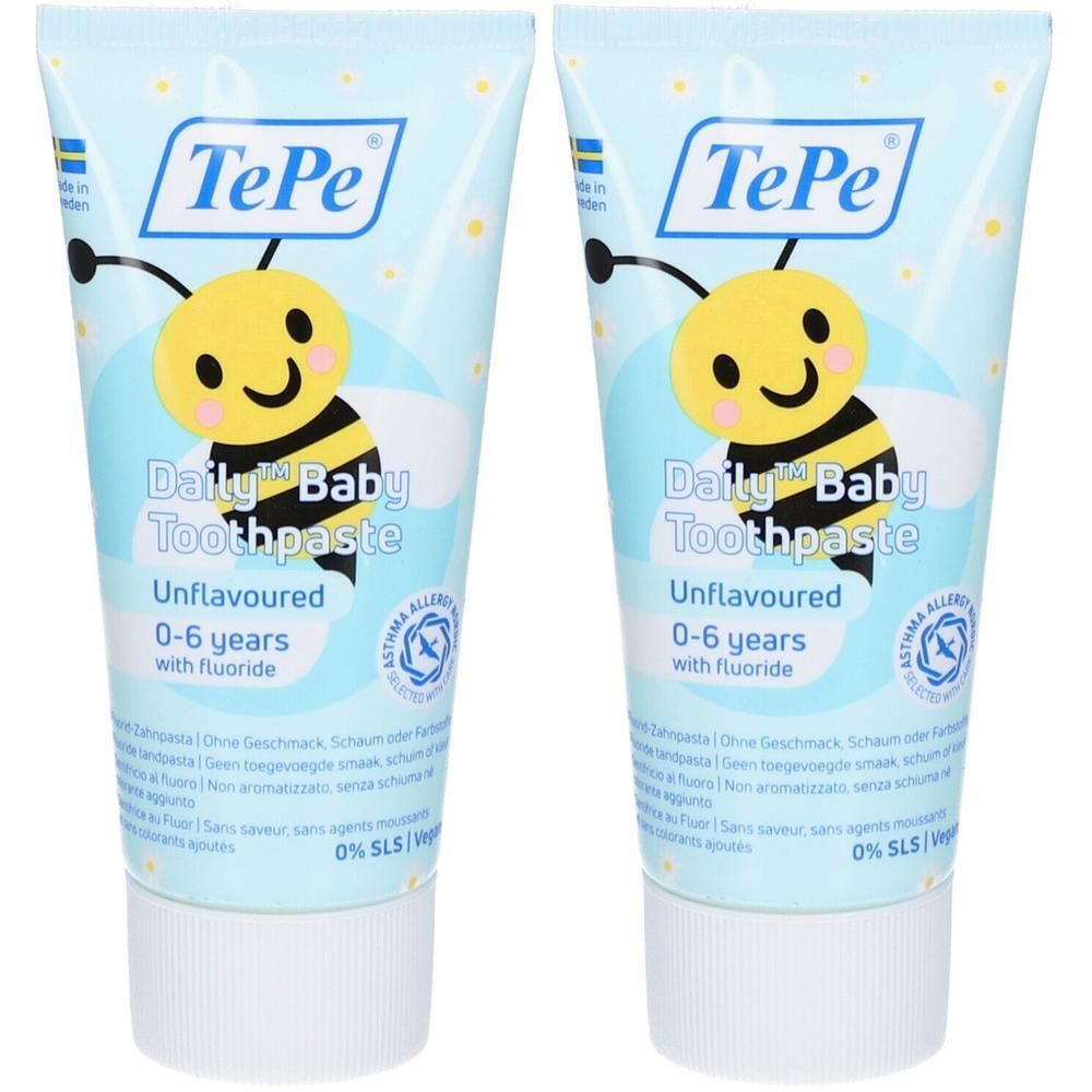Zwei Tuben Zahnpasta. Hellblaue Tuben mit gelber Biene und Schriftzug. Aufschrift: TePe, Daily Baby Toothpaste, 0-6 Jahre, mit Fluorid. Asthmazertifizierung.