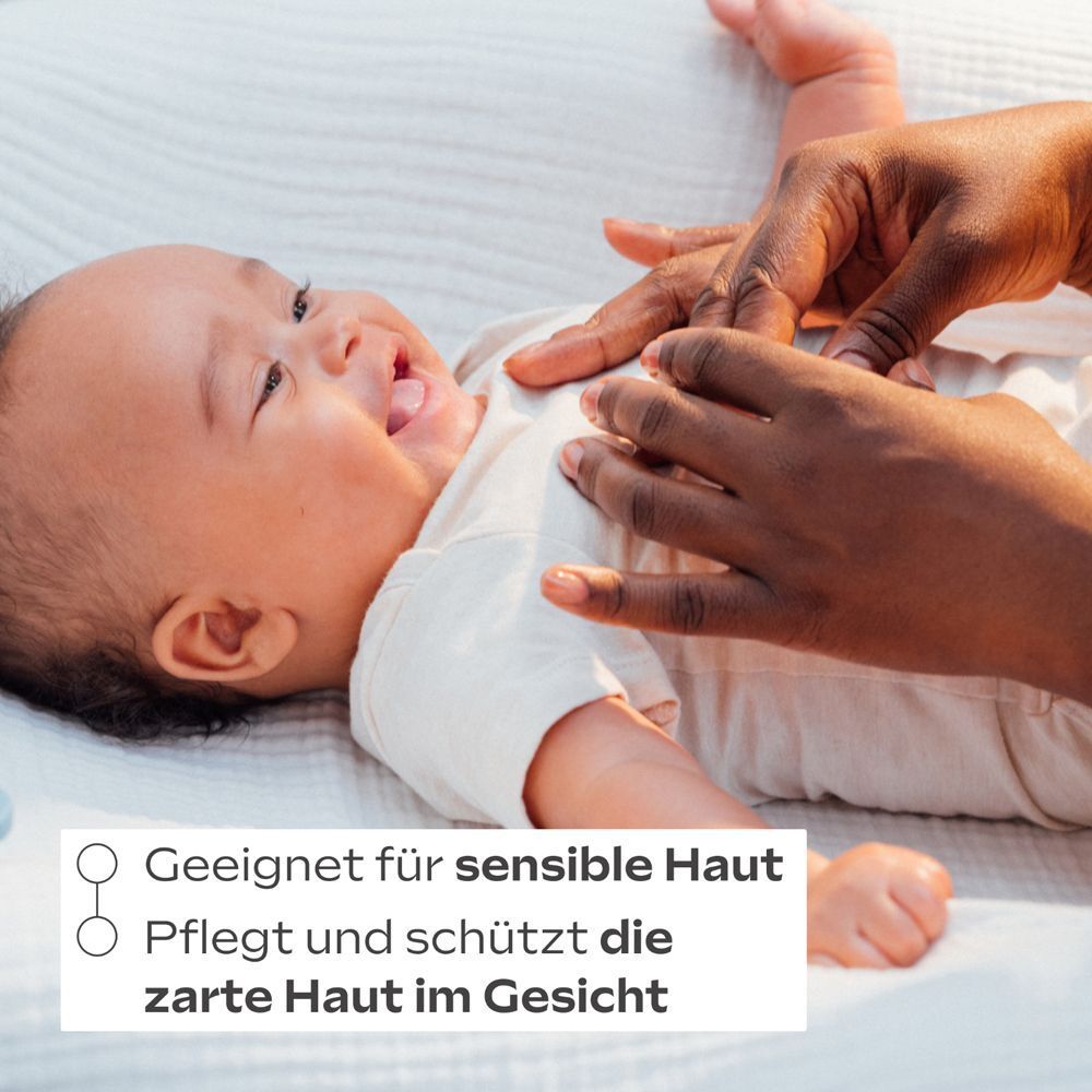 Baby liegt auf dem Rücken. Text: Geeignet für sensible Haut. Pflegt und schützt die zarte Haut im Gesicht.