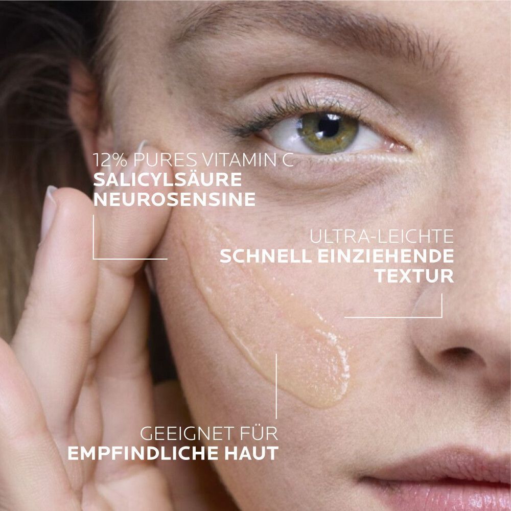 Gesicht einer Frau. Aufgetragenes Serum. Text: 12% Pures Vitamin C, Salicylsäure, Neurosensine. Ultra-leichte, schnell einziehende Textur. Geeignet für empfindliche Haut.