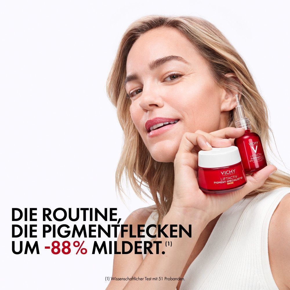 Frau hält ein Produkt und eine Flasche. Text: DIE ROUTINE, DIE PIGMENTFLECKEN UM -88% MILDERT.