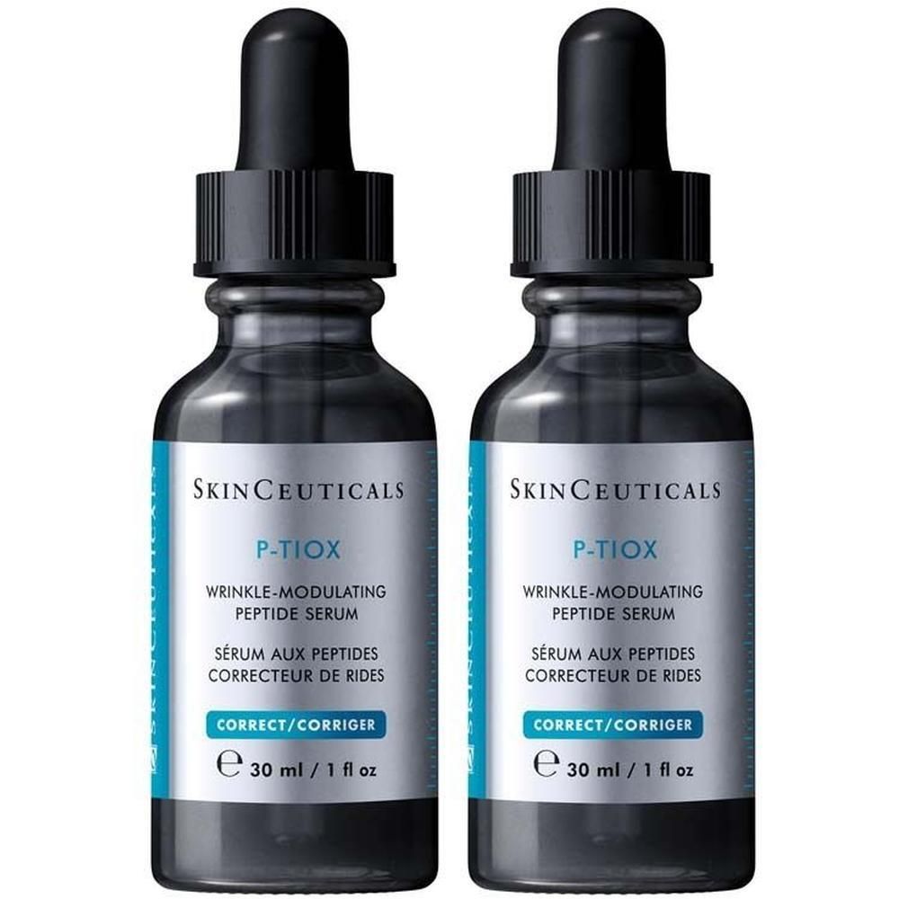 Zwei Flaschen SkinCeuticals P-TIOX Serum. Dunkle Glasflaschen mit schwarzen Pipetten. Blaue Etiketten mit weißer Schrift.