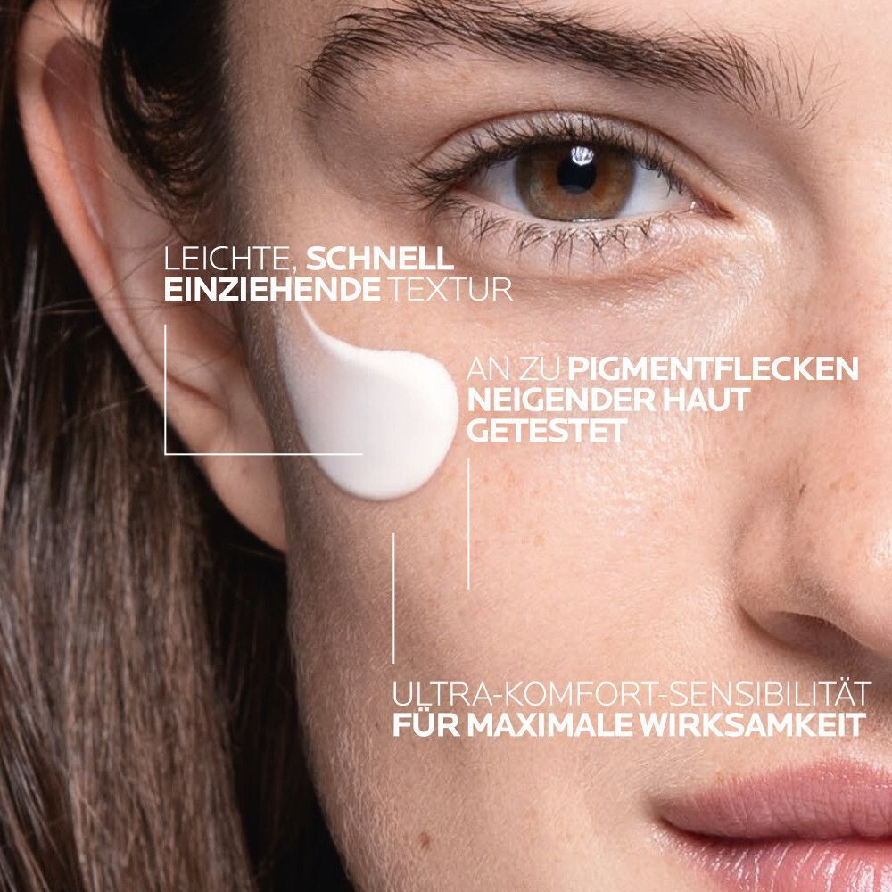 Nahaufnahme eines Gesichts. Auf der Haut wird Creme aufgetragen. Text: Leichte, schnell einziehende Textur. Getestet an zu Pigmentflecken neigender Haut.