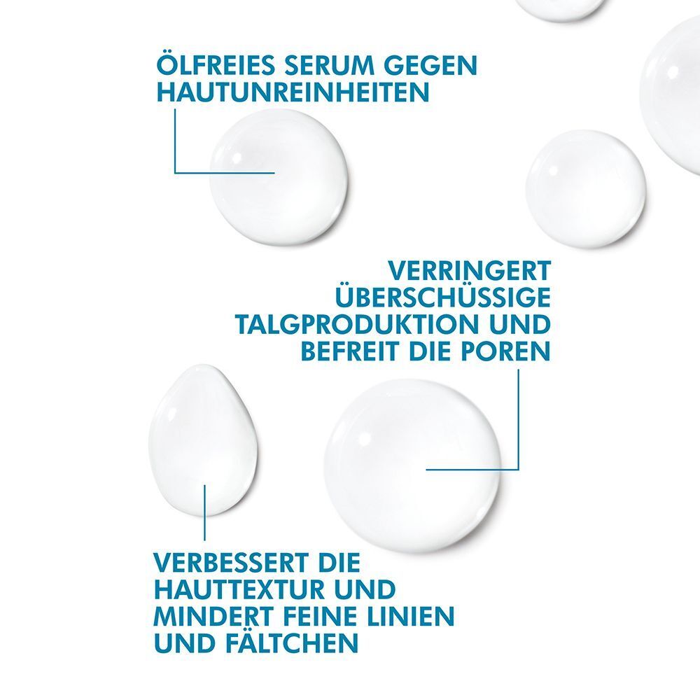 Nahaufnahme von Tropfen und Text. Text: Ölfreies Serum gegen Hautunreinheiten. Verbessert die Hauttextur.