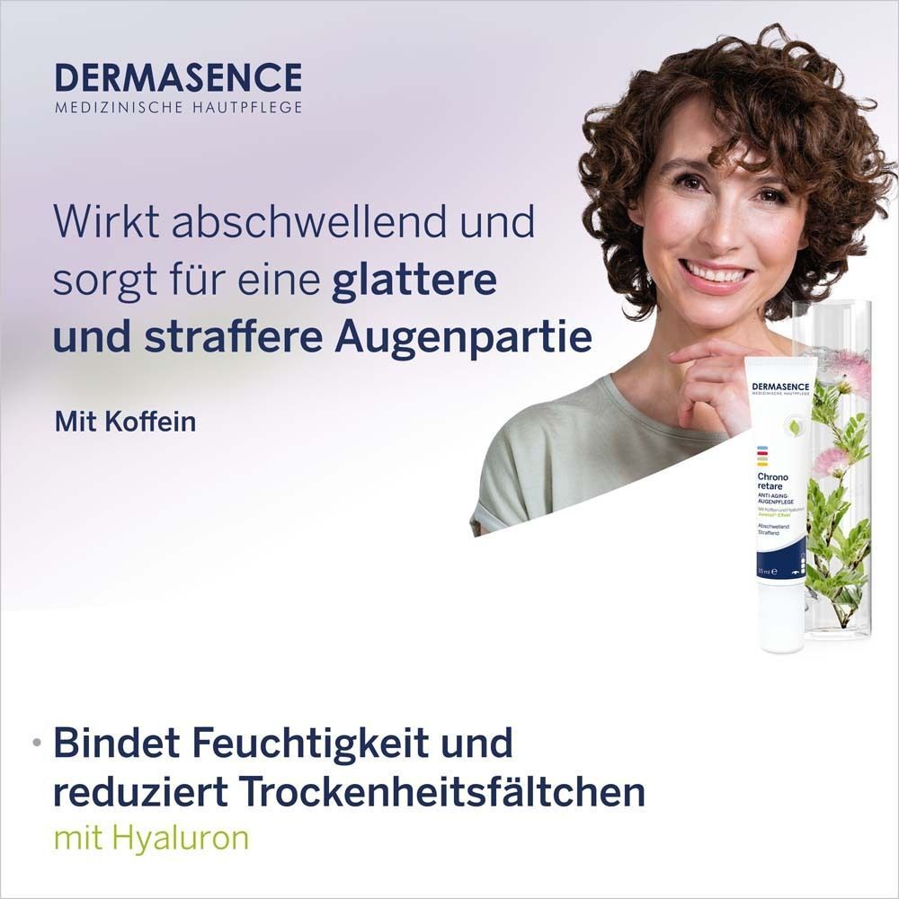 Frau lächelt. DERMASENCE Chrono retare Anti-Aging-Augenpflege-Tube neben einer Glasflasche mit Pflanze. Text: Wirkt abschwellend und sorgt für eine glattere und straffere Augenpartie.