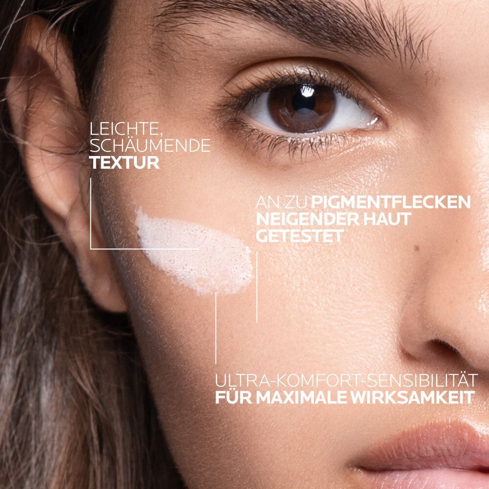 Nahaufnahme eines Gesichts. Text: Leichte, schäumende Textur. Getestet an zu Pigmentflecken neigender Haut. Ultra-Komfort-Sensibilität.