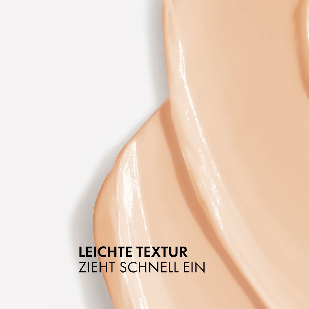 Nahaufnahme einer cremefarbenen Textur. Text: Leichte Textur zieht schnell ein.
