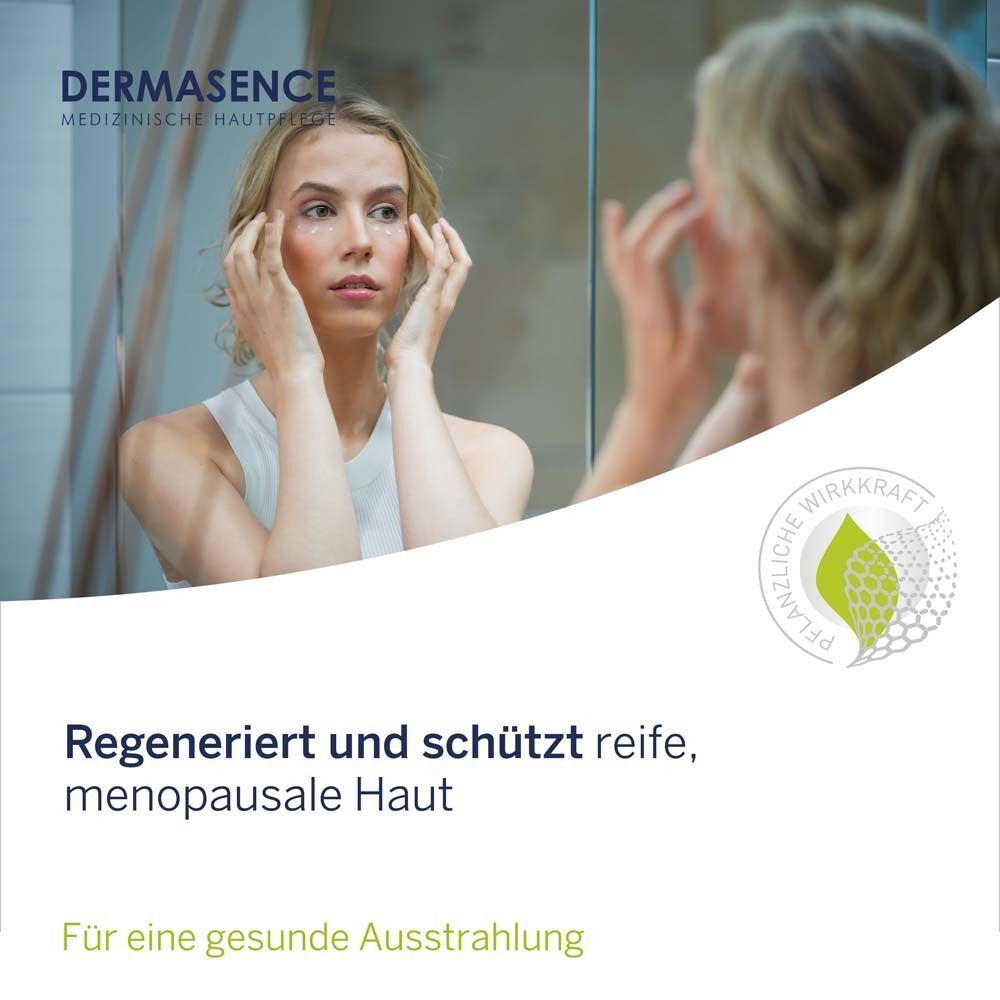 Frau betrachtet sich im Spiegel. Text: 'Regeneriert und schützt reife, menopausale Haut'.