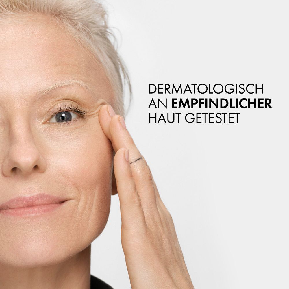 Nahaufnahme eines Gesichts. Text: Dermatologisch an empfindlicher Haut getestet. Frau berührt Gesicht.