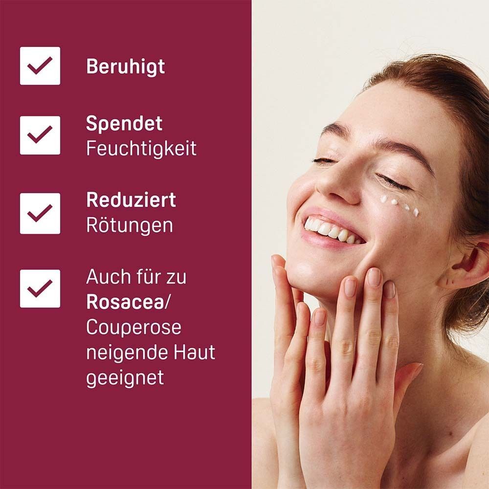 Frau trägt Serum auf. Text: Beruhigt, Spendet Feuchtigkeit, Reduziert Rötungen, Auch für zu Rosacea/Couperose neigende Haut geeignet.