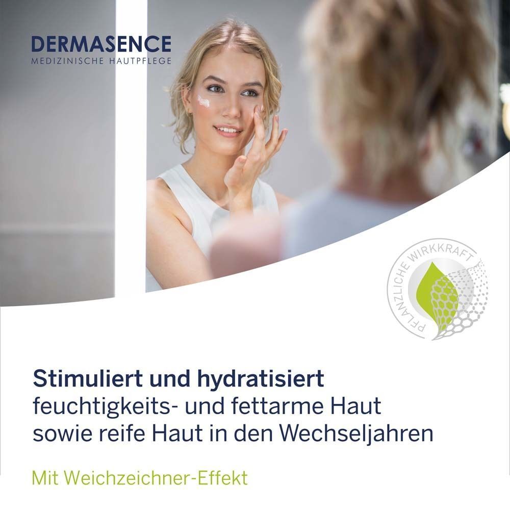 Frau trägt Creme auf. DERMASENCE Chrono retare Anti-Aging-Emulsion, grüne Blätter.