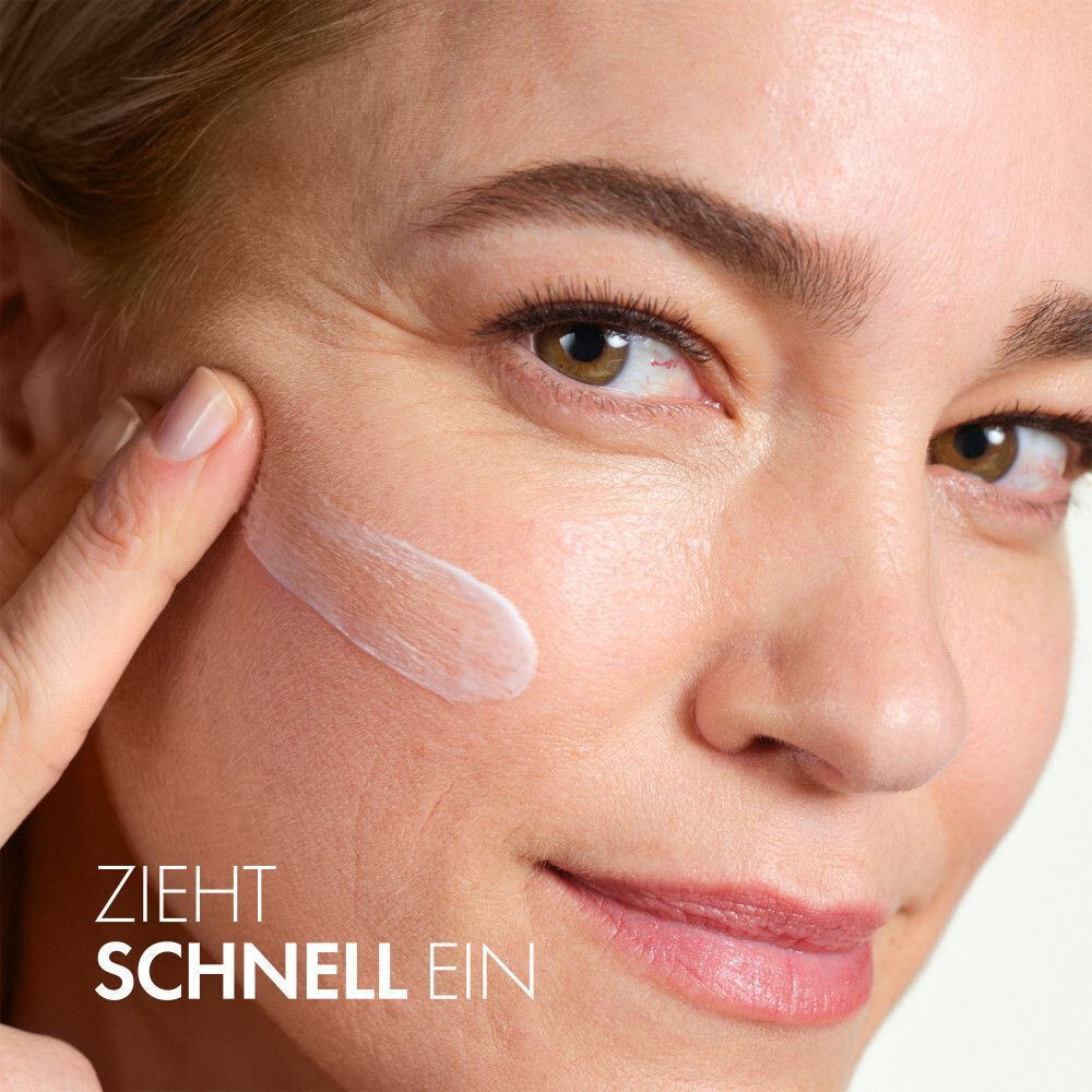 Frau trägt Creme auf. Text: Zieht schnell ein.