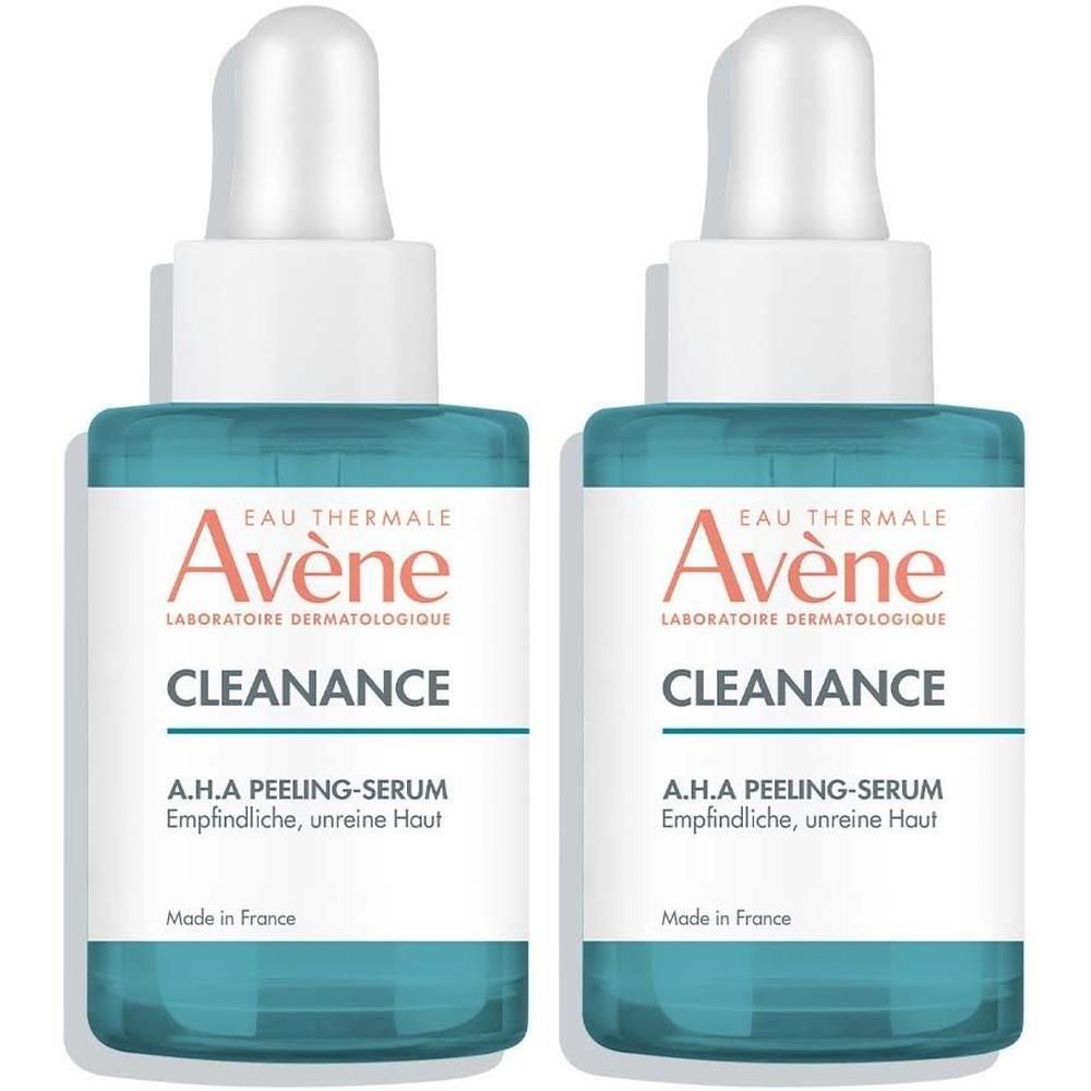 Zwei Flaschen AVENE Cleanance A.H.A Peeling-Serum. Türkisblaue Flaschen mit weißem Deckel und Pipette. Produktname und Marke deutlich sichtbar.